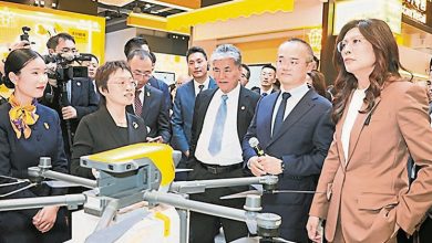 Photo of 郑丽文晤陈吉寧谈两岸交流 体验中国无人机送奶茶