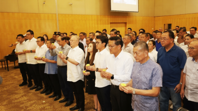 Photo of 【林良实逝世】开放吊唁首日 魏家祥率马华领袖灵前致敬