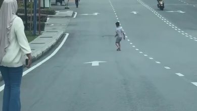 Photo of 男童赤脚走上马路 外卖小哥机智救人