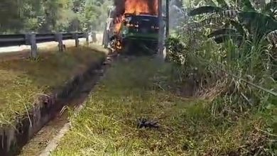 Photo of 罗里翻覆起火 司机遭甩飞坠沟身亡