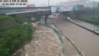 Photo of 车辆受困积水中 网民感叹: 马路变“泳池”