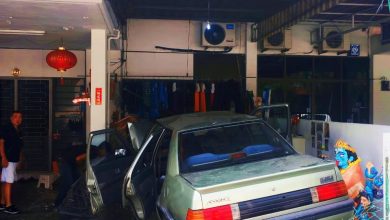 Photo of 驾车失控撞墙冲入前院 80岁老翁头部手脚受伤