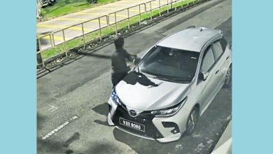 Photo of 社媒流传监控影片 屋外车子雨刷被强拆
