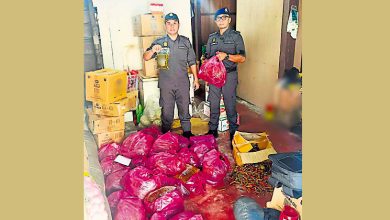 Photo of 执法员揭家囤450kg 捕卖津贴食油外籍男