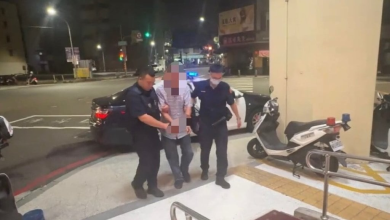 Photo of 不满乘客音量过大 七旬翁高雄捷运内持刀恐吓被捕