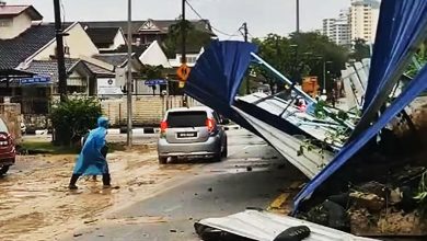 Photo of 豪雨后泥水外溢 TTDI围墙受损