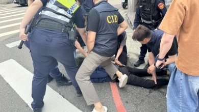 Photo of 街头持刀乱追人！台男子遭警压制送办