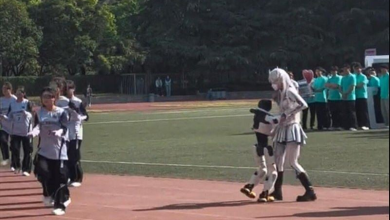 Photo of 有自我意识？机器人校园表演突抱女学生惹骚动