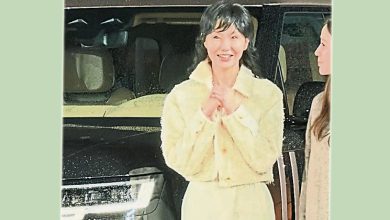 Photo of 张曼玉 笑容僵硬惹关注