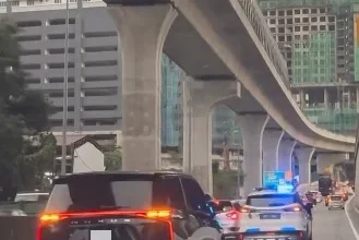 Photo of “我们在堵车干嘛要让路？” VIP车队获警车开路掀议