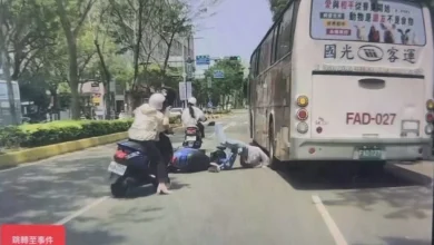 Photo of 巴士急闪临停车酿连环撞 女骑士倒地险遭辗头
