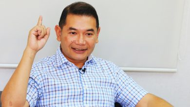 Photo of 泛泪抓膝盖要求同意拉玛南上阵 拉菲兹暗示安华受制于人
