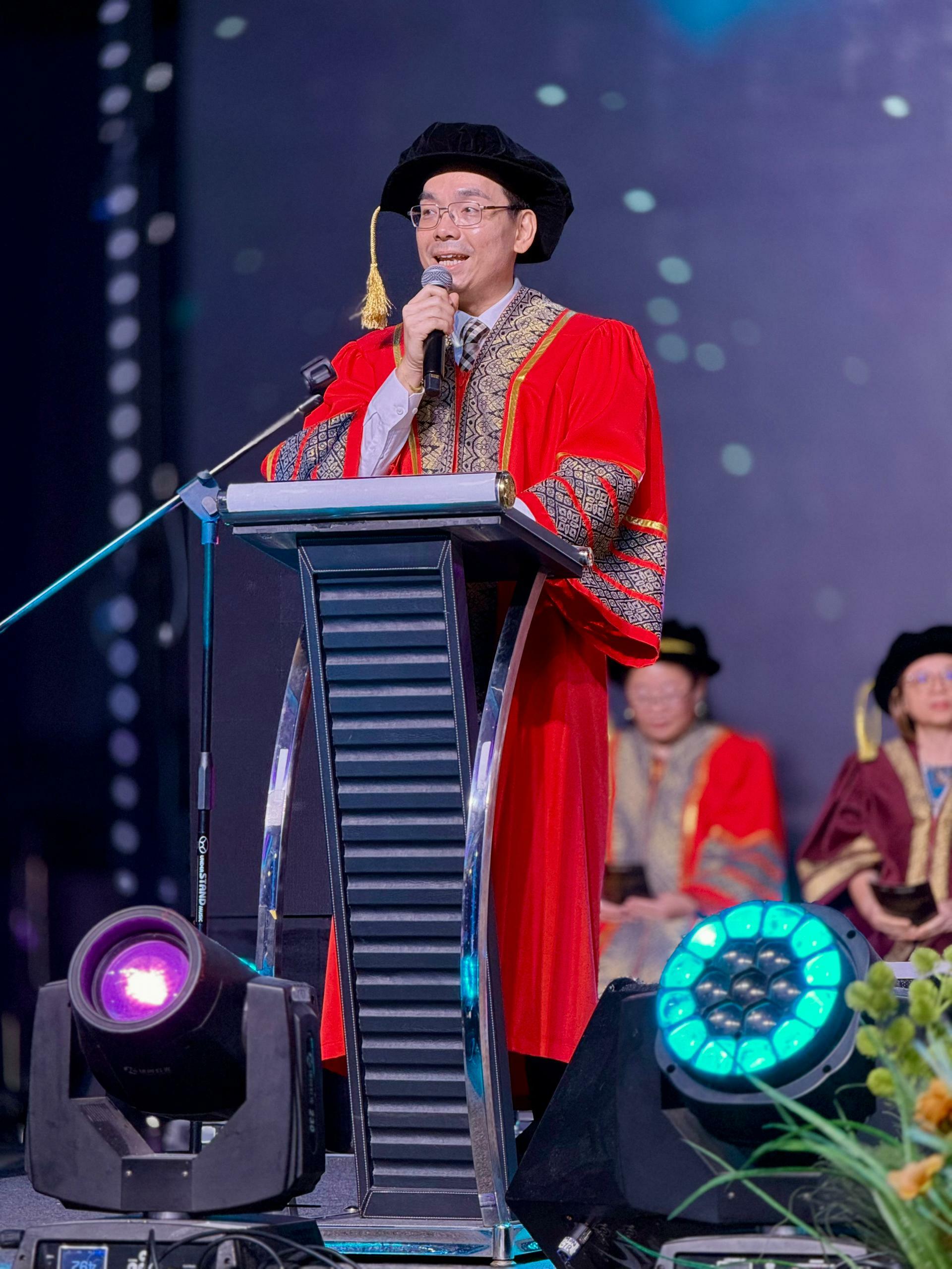 杨忠:毕业生应积极拥抱AI,并具备终身学习与适应变革的能力。