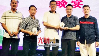 Photo of 【新港玄武宫庆神诞联欢宴】黄亚星报效6茅台酒 筹逾万元助崇正扩建校舍