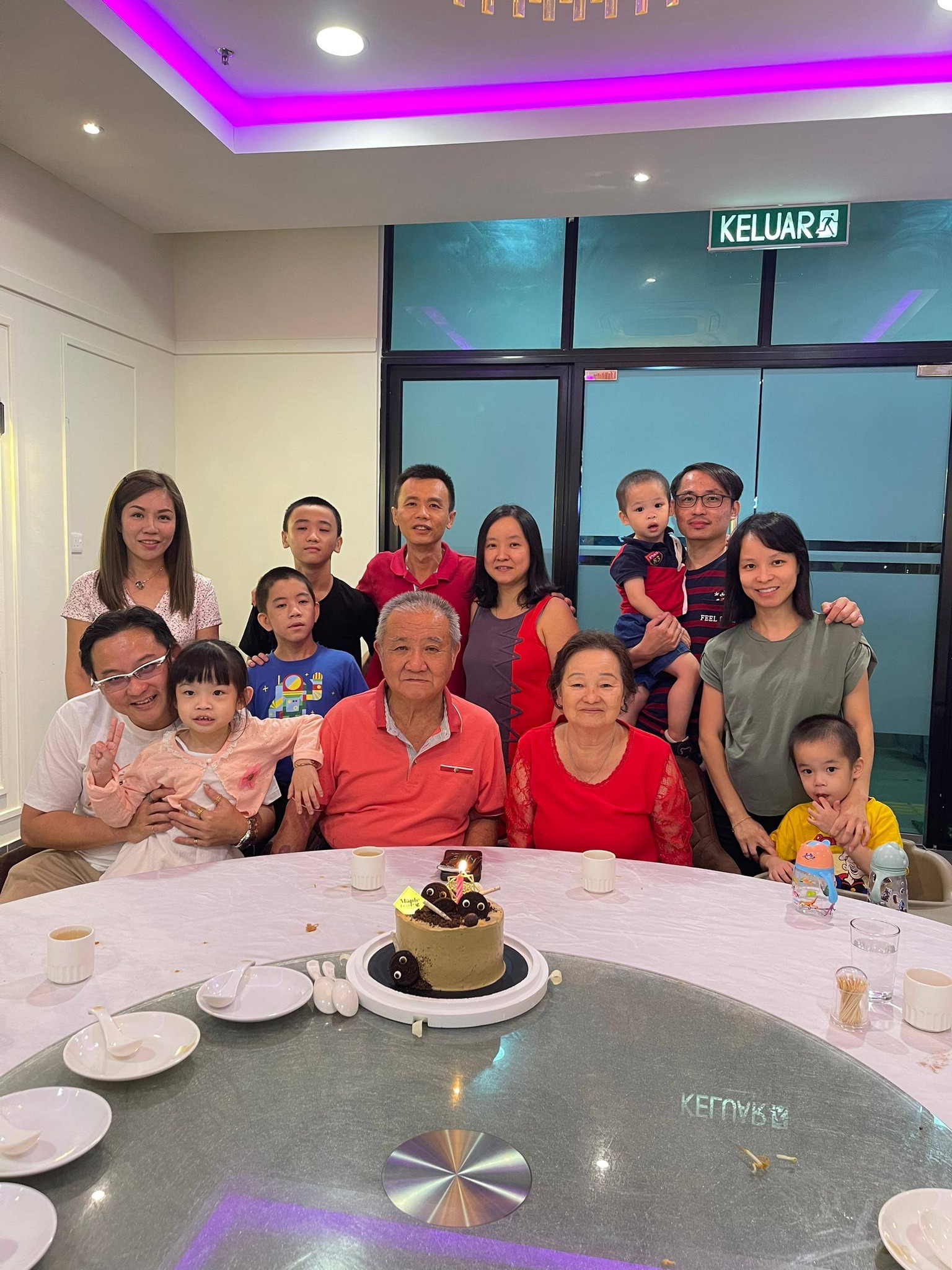 梁維剛（坐左一）三代同堂，共享天倫之樂。