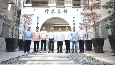 Photo of 曹观友率众走访学校 移交象征性地税