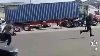 Photo of 疯狂男持菜刀横行餐馆 袭警砸警车遭制伏