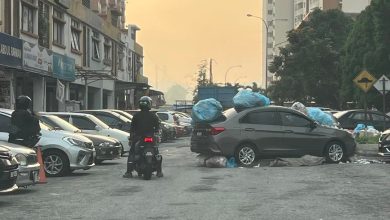Photo of 违停轿车被垃圾包围 网民: 这就是教训