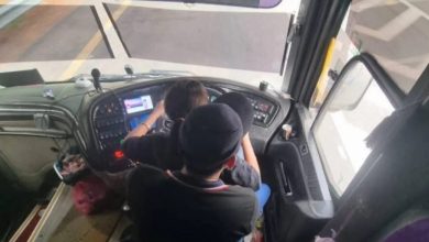 Photo of 让女子坐腿上驾驶 警方: 男方已婚