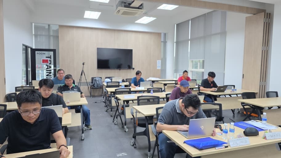 連翊航(左)正進修EV電動車維修技術課程。