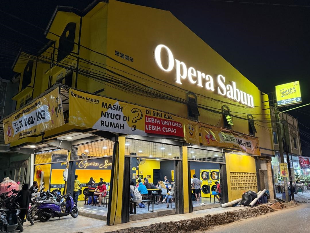 印尼自助洗衣品牌 Opera Sabun 门店一景,自助洗衣服务正逐渐融入当地城市生活。