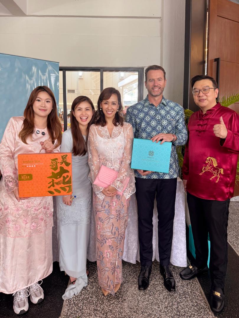 右起拿督李宗豪、公主东姑扎塔莎与夫婿、黄慧晶捧著海泉燕窝与王室分享。