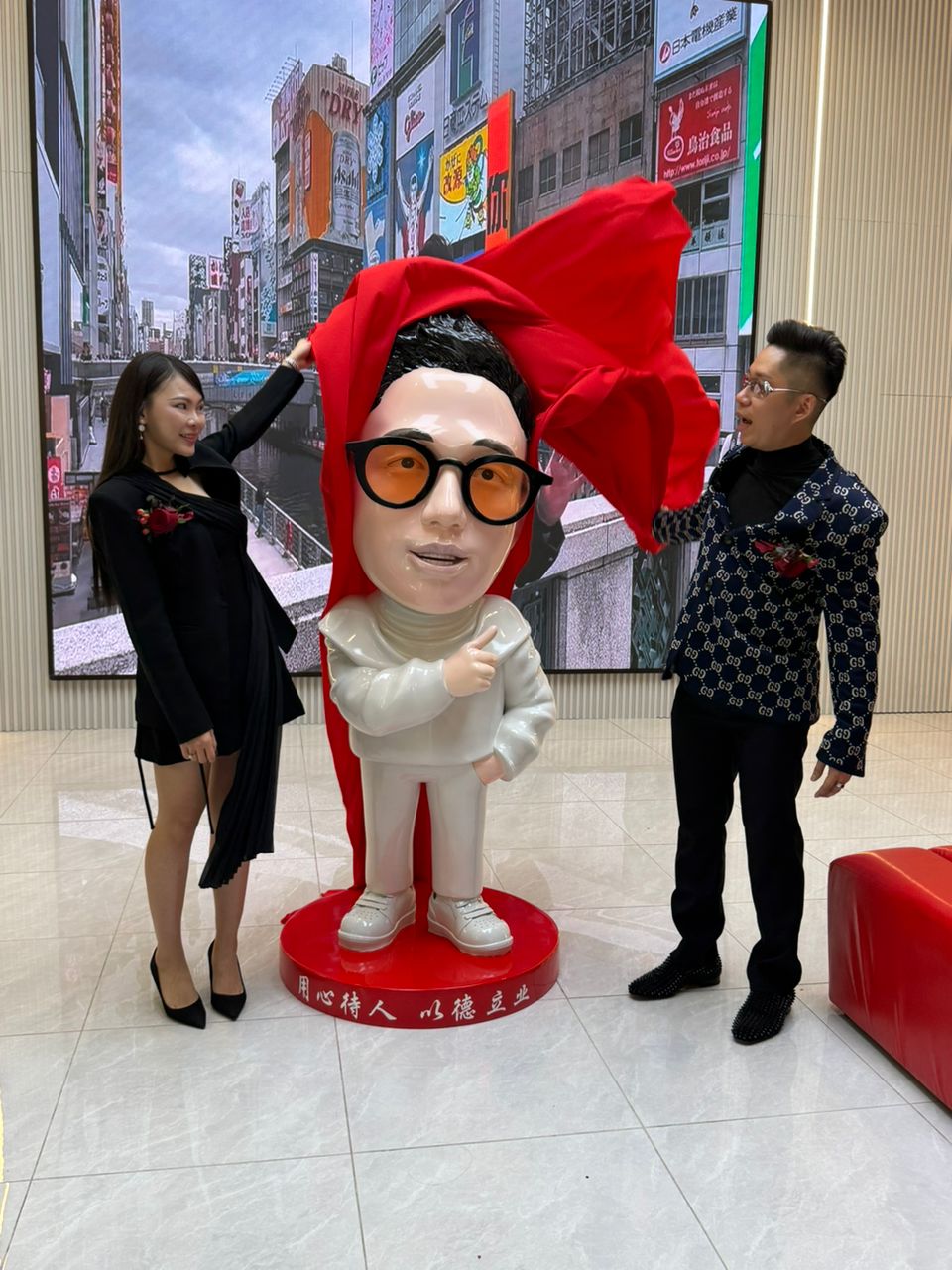 罗伟宏（右）与太太陈诗韵，为卡通版的HH老板人像揭幕。