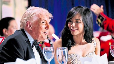 Photo of 【白宫记协晚宴枪击案】特朗普身旁华裔女子 首位华裔白宫记协主席