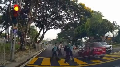 Photo of 闯红灯还鸣笛? 学生过马路差点被撞