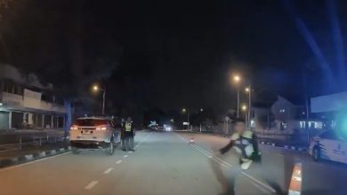 Photo of 差一点就撞上 骑士疑蓄意冲撞警员