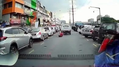 Photo of 男子滑板单手抓货车 重心不稳惨摔路中