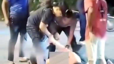 Photo of 裸男妨碍交通 遭警扣留送医