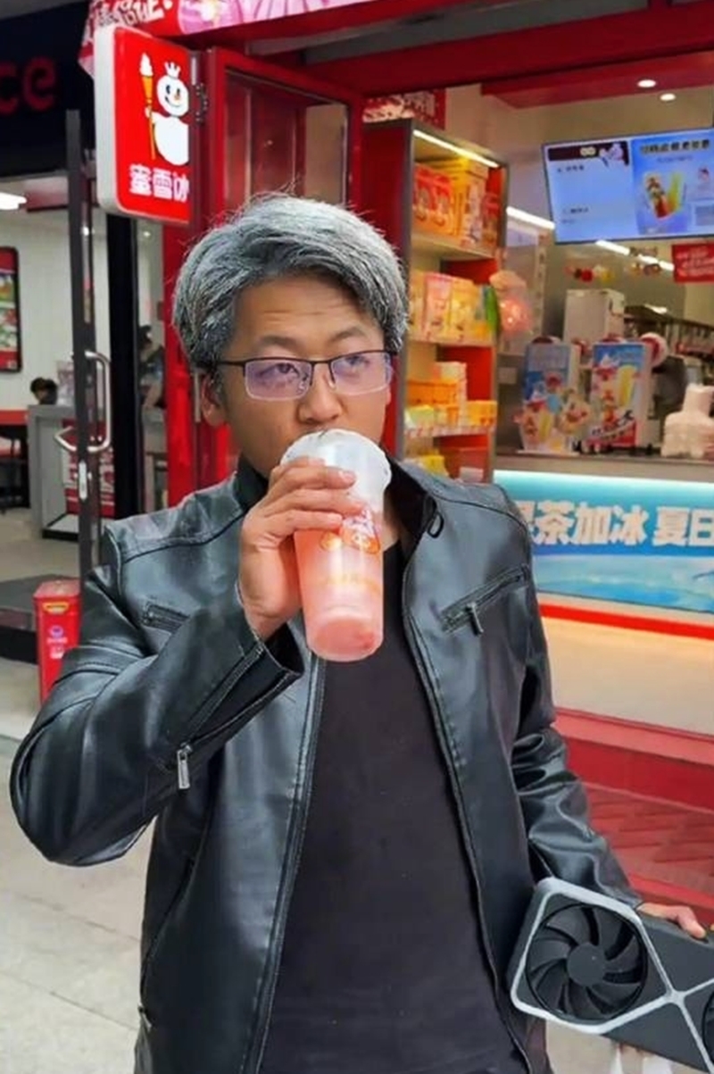 模仿起黄仁勋发布会上的招牌动作。