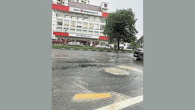 Photo of 甲洞大街丰隆银行前 大雨路陷形成大洞
