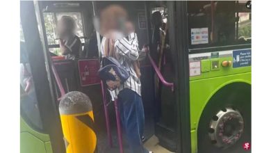 Photo of 不满巴士过站未停  乘客堵车门阻行驶