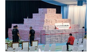 Photo of 23亿“堆成山”!印尼贪腐赃款现金