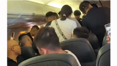Photo of 男飞行途中欲拉应急舱门  众人合力制伏移送法办