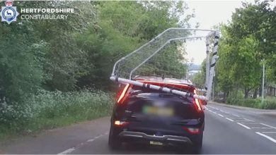 Photo of 车顶载足球龙门上路 秒被巡逻警员拦下