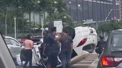 Photo of 疑膀胱疼痛导致失控 84岁老人撞路边2车后翻覆