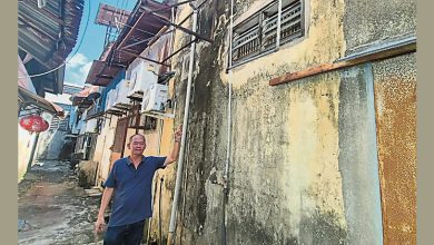 Photo of 武牙拉也老建筑失修 百叶窗玻璃掉落存隐患