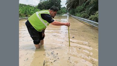 Photo of 道路积水2天不退 居民不敢涉水绕道