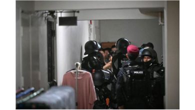 Photo of 男​与父争吵反锁屋内 扔酒瓶下楼遭警逮捕