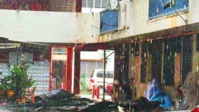 Photo of 火患后未修遇风雨袭击 诚信花园D栋屋顶坠落