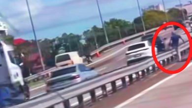 Photo of 妇女坐在繁忙大道 吓坏路过者 热心人带离