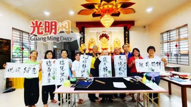 Photo of 台书法家莅新板佛教会 刘博文与佛友挥毫交流