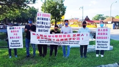 Photo of 【东甲华男被追砍命案】3嫌犯被控上庭 死者家属拉横幅喊口号