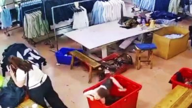 Photo of 【视频】男童帮母整理衣物 不慎掉箱内被衣堆掩埋幸获救