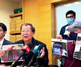 Photo of 男子购二手屋突遭阿窿追债 挂横幅告知屋子易主