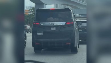 Photo of 驾Vellfire付不起路费 紧贴前车撞杆逃避收费站