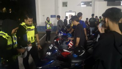 Photo of 企图撞警车突围 飙车党翻车被捕